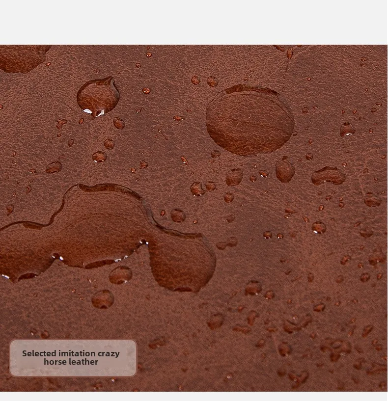 Gouttes d'eau perlant sur la surface imperméable du sous-main