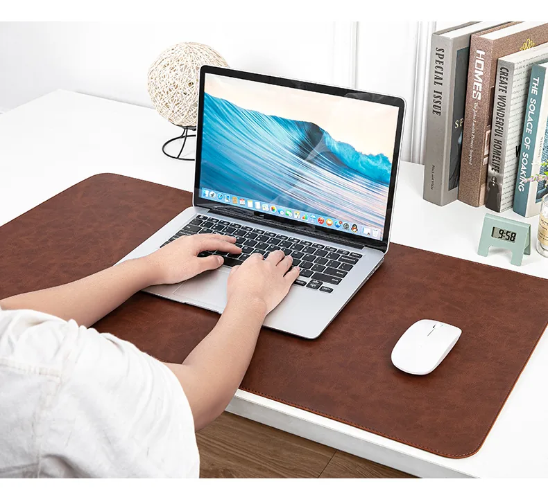 Sous-main en cuir PU sur un poste de télétravail avec ordinateur portable