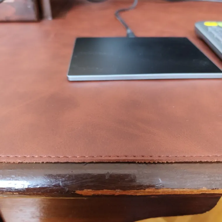 Sous-main en cuir PU gris sur un poste de travail avec clavier