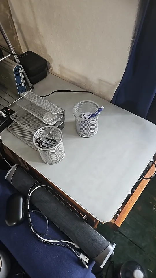 Sous-main de bureau en cuir PU gris clair sur un bureau en bois, avec deux pots à crayons en métal, photo d'un client vérifié